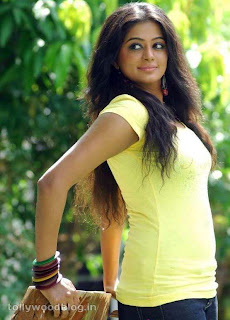 Priyamani Hot In Yellow TShirt