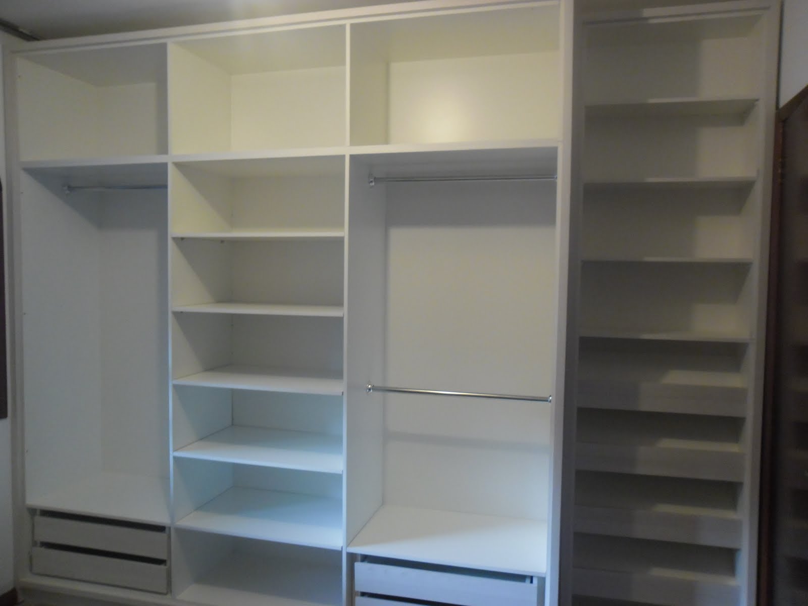 Silvano Moveis: Guarda roupas+ sapateira .cor teka artico.