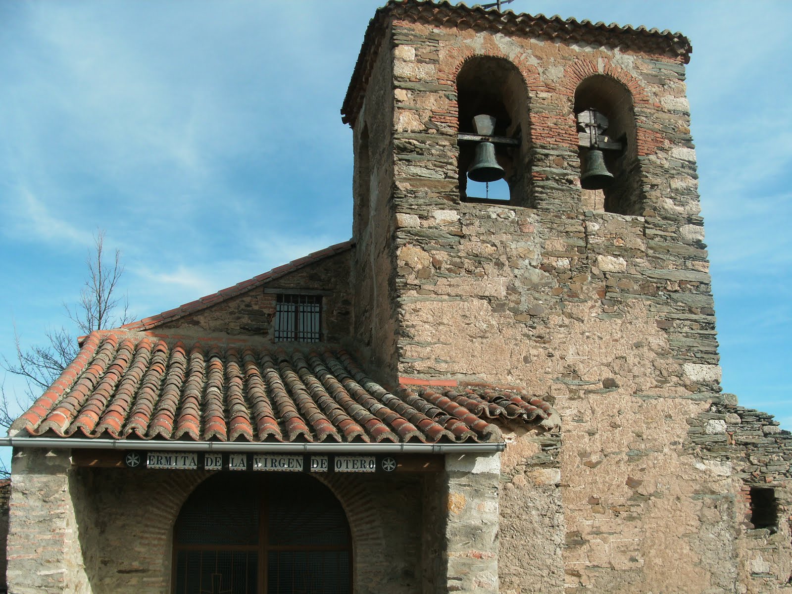 Vista frontal de la ermita Virgen de Otero
