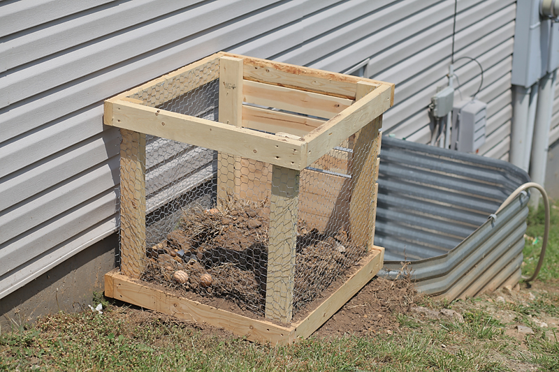 Naturally Thrifty Moms DIY Compost Bin