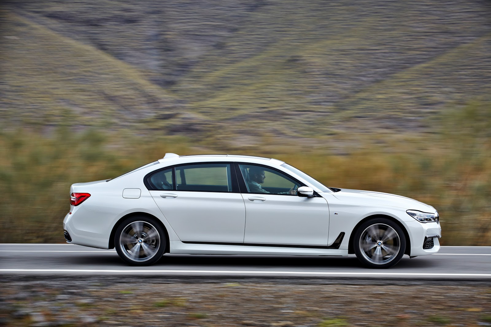 2016-BMW-7-Series-42.jpg