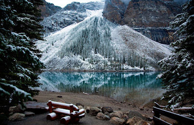 Lago semi congelado en las altas montañas de Alaska