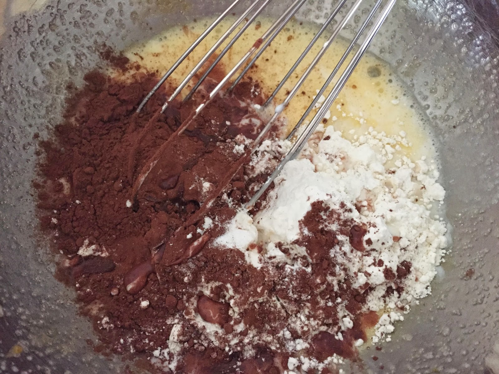 Mug cake de dos chocolates, añadimos harina, levadura, cacao y leche.