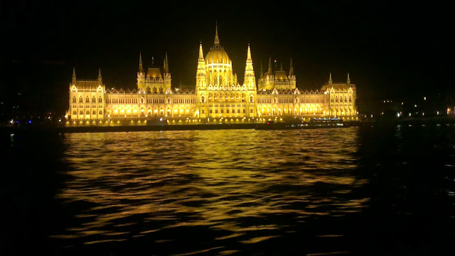 Parlamento de Budapest iluminado de noche Qué hacer gratis en Budapest Parlamento de Budapest iluminado de noche Qué hacer gratis en Budapest