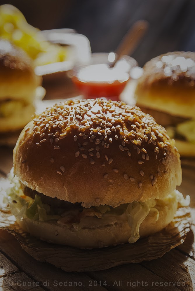 La ricetta dei Burger buns Panini con farina di kamut al sesamo
