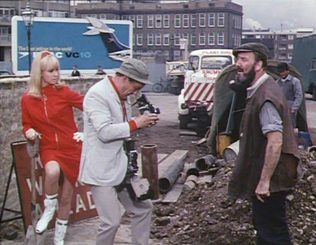 the BlowUp moment The Sandwich Man (Robert Hartford Davis 1966)