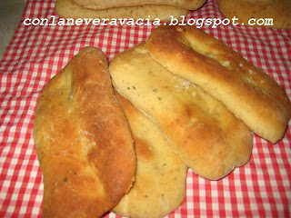 Foccacia De Romero Y Oregano Con Vino Blanco
