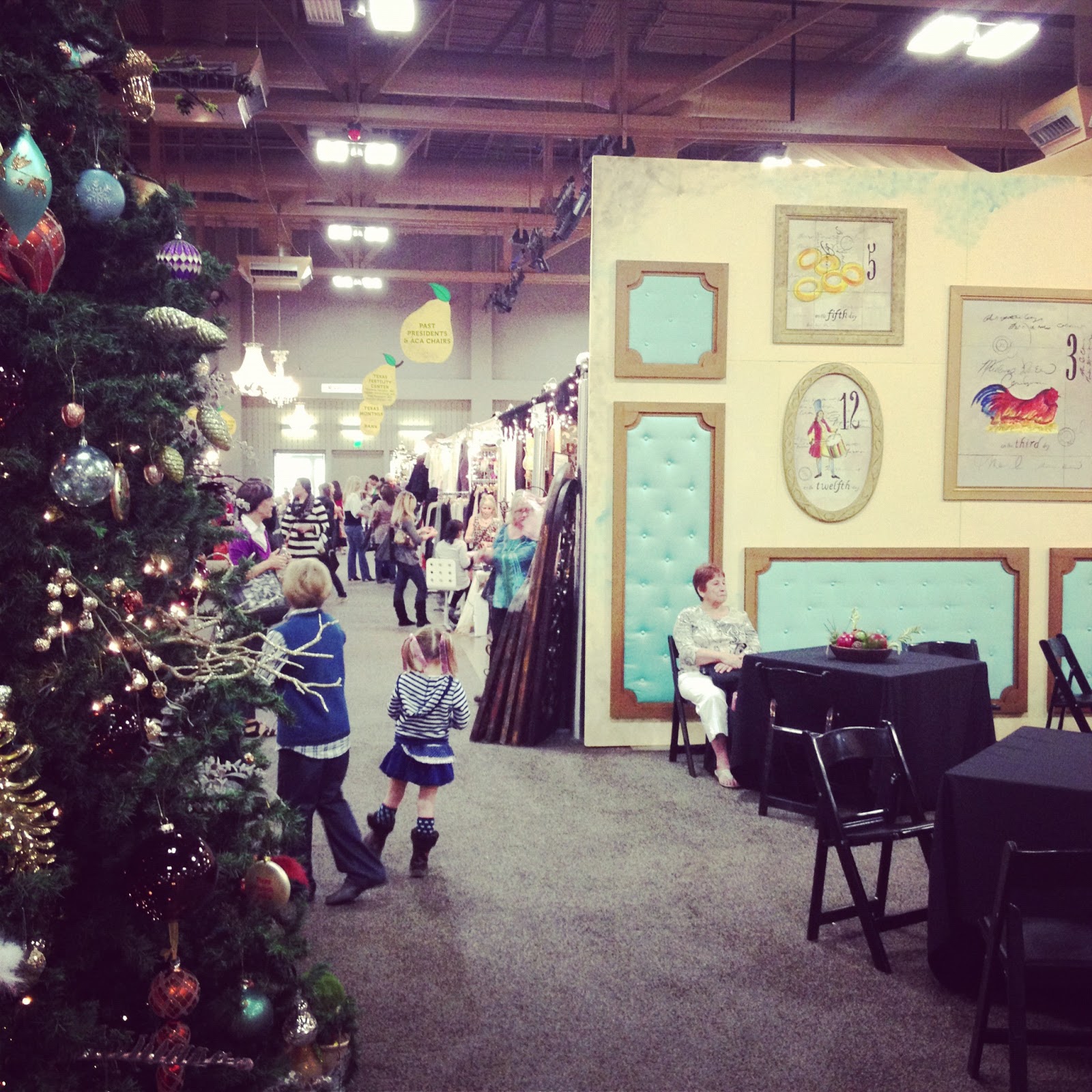 Live Decorated: Christmas Shopping Bliss