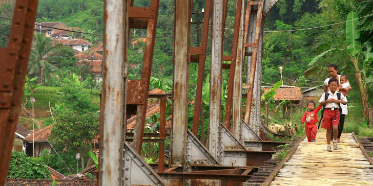 Mengantar Sekolah. 2010