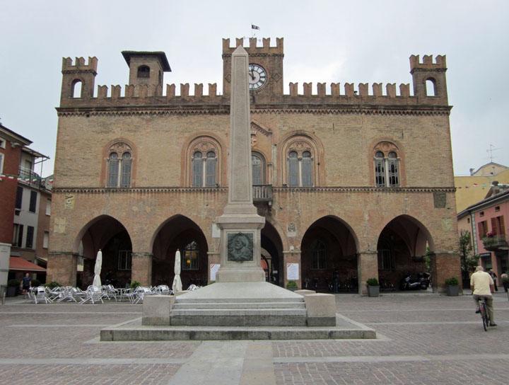 Fidenza I monumenti di Fidenza l'obelisco di Piazza Garibaldi