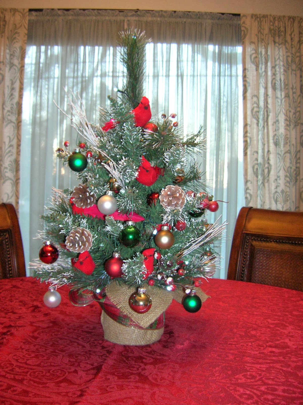 Maison Newton: My Cardinal Christmas Tree!
