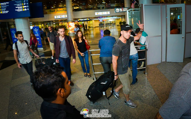 Ryan Tedder of OneRepublic showing a peace sign to all Malaysian fans!!