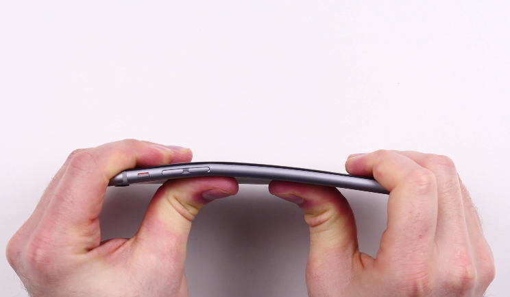 Those Kids Film Themselves Bending The iPhone 6 In the Apple Store