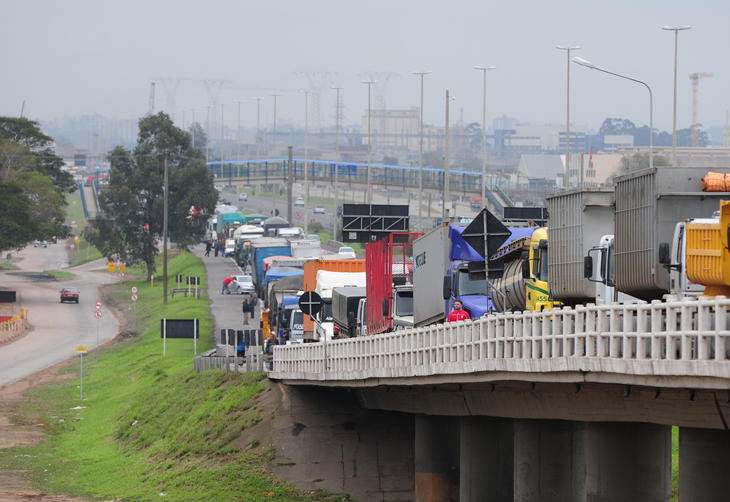 PRF termina com rachas de motos entre as BR 448 e BR 290, em Porto Alegre