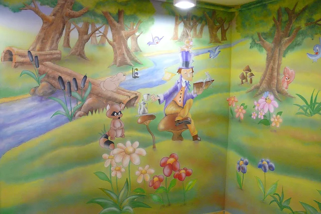 Malowanie ścian w przedszkolu, obraz ścienny przedstawiający scenkę z bajki, malowidło ścienne 3D