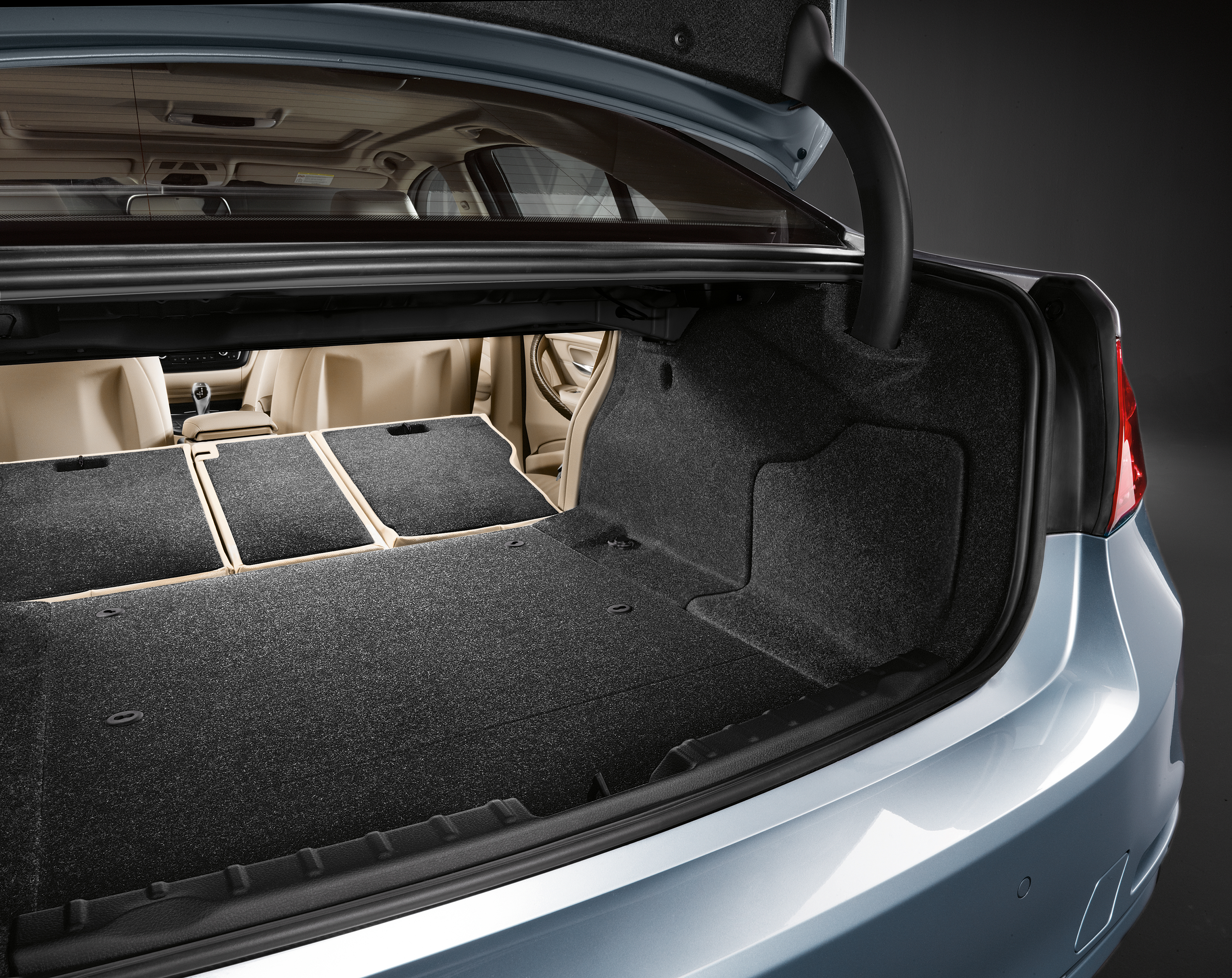 BMW 3 Series saloon practicality boot space Carbuyer