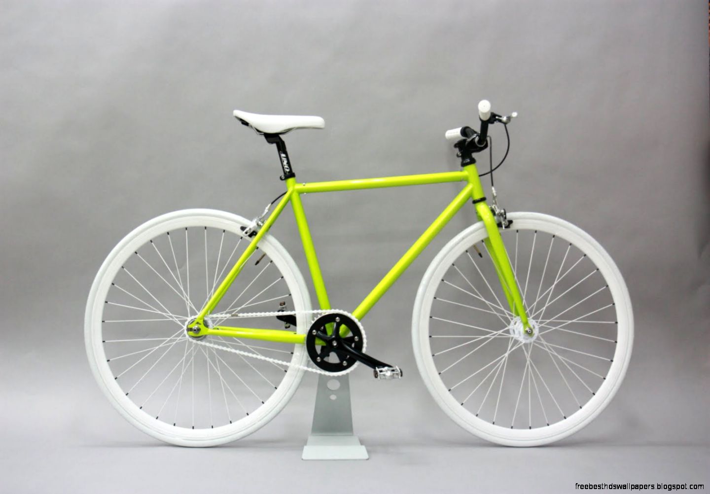 AW Fixed Gear Paradise Custom Made Fixed Gear BikeGreenWhite AW Fixed Gear Paradise Custom Made Fixed Gear BikeGreenWhite