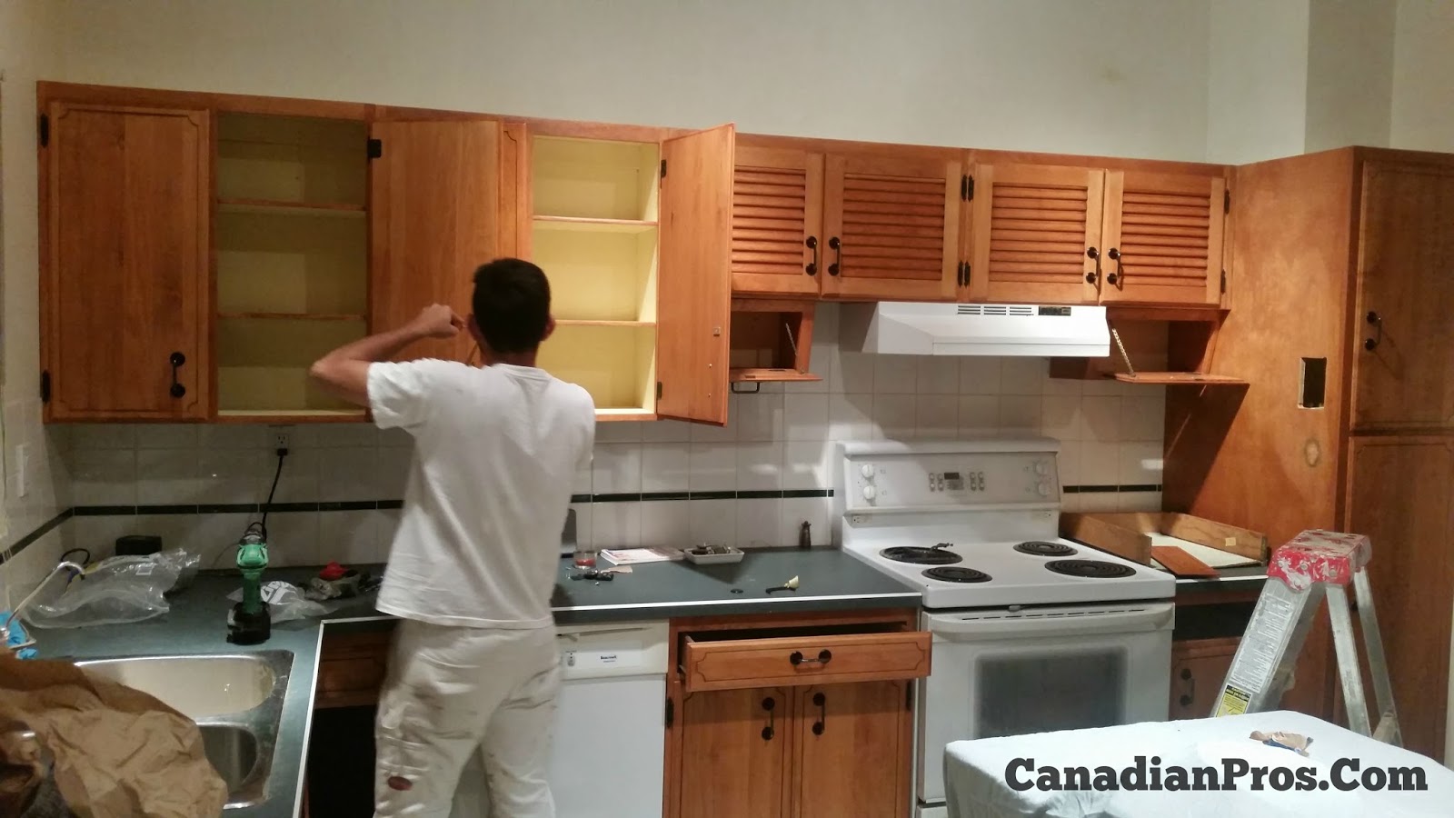 4628 brockington Rd N.W Calgary Kitchen Restain & Refinishing