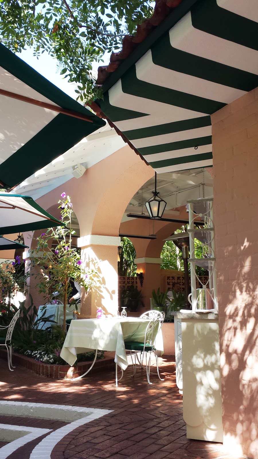 Patio at the Polo Lounge stilbym