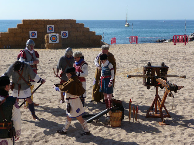 Историческая реконструкция в Бланесе. Римляне готовятся к стрельбам. Историческая реконструкция в Бланесе. Римляне готовятся к стрельбам.