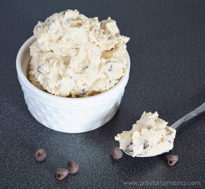 Safe-to-Eat/Eggless Chocolate Chip Cookie Dough at artsyfartsymama.com