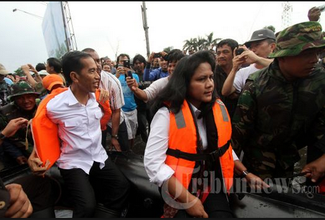 Iriana mengunjungi korban banjir Iriana mengunjungi korban banjir
