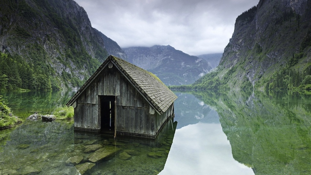 Choza en un lago de Alemania