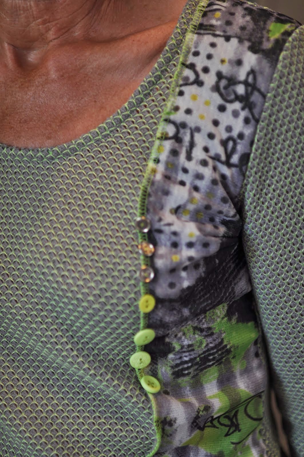 détail pull jersey vert