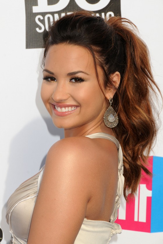 Demi+lovato+skyscraper+live+do+something+awards+2011