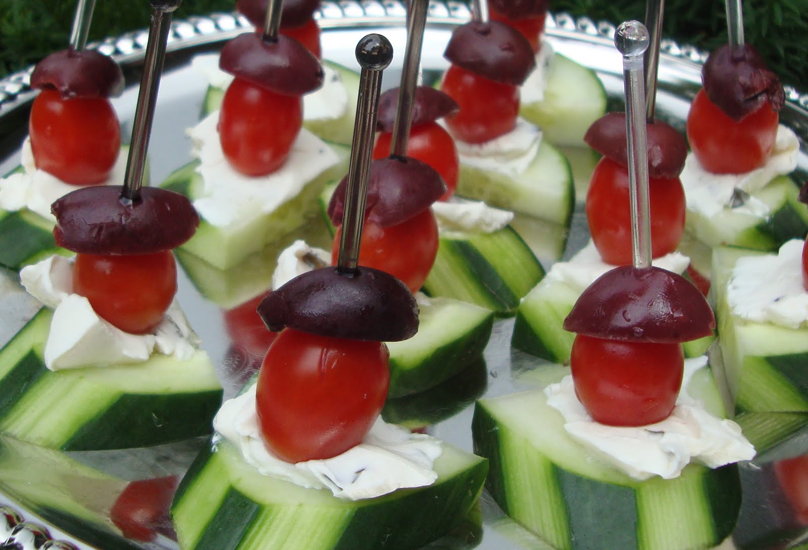 Food Floozie: Cucumber, Tomato and Olive Hors d'Oeuvres