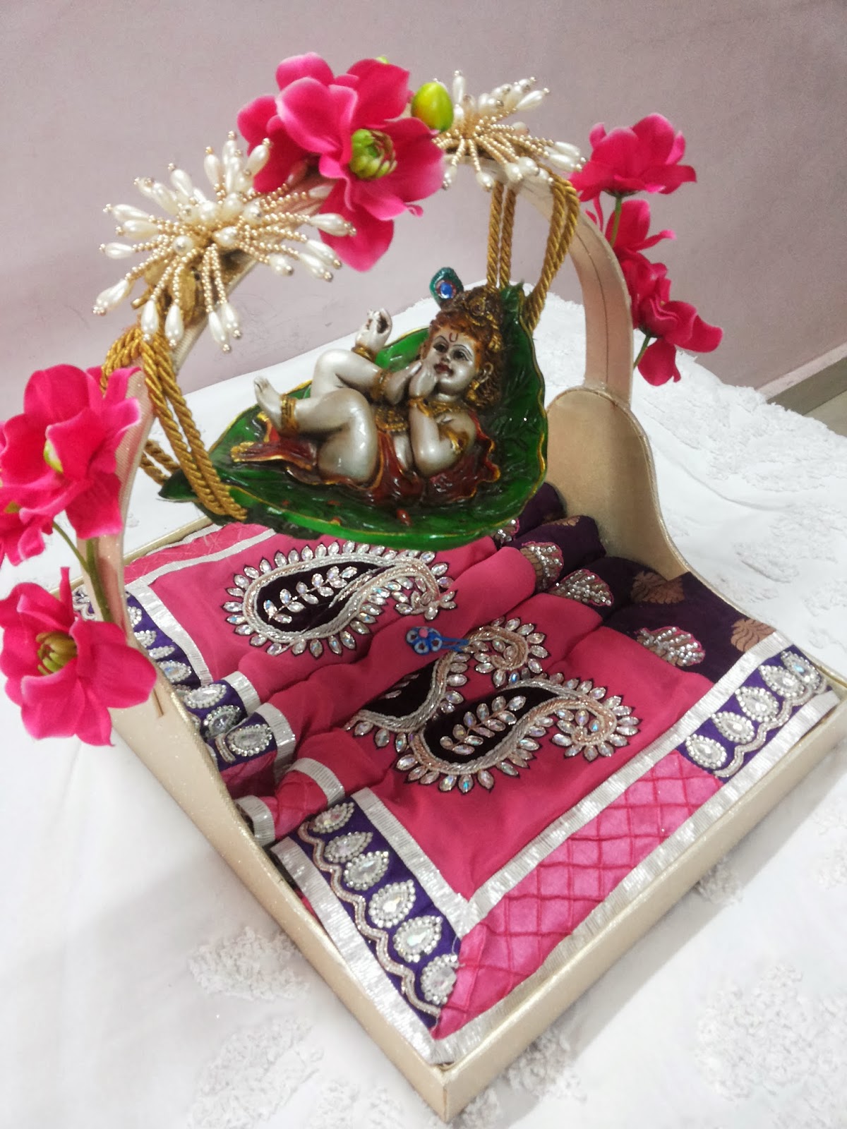 Rose n Wrap Saree Packing in Radha Krishna Theme