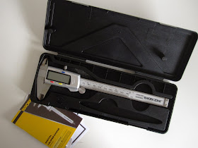 Digital caliper gauge