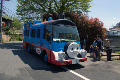 مدارس اليابان japan-schools-bus-de