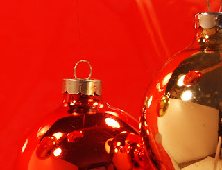 El rojo de la navidad en los adornos