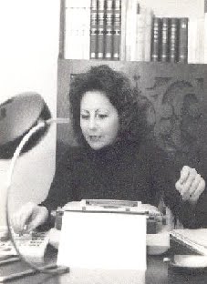 JUANA C. CASCARDO escribiendo