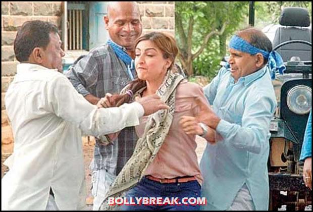 Soha Ali Khan Molestation Scene in 'Chaarfutiya Chhokare' Soha Ali Khan Molestation Scene in 'Chaarfutiya Chhokare' - (2) - Soha Ali Khan Cries After Molestation Scene in Chaarfutiya Chhokare