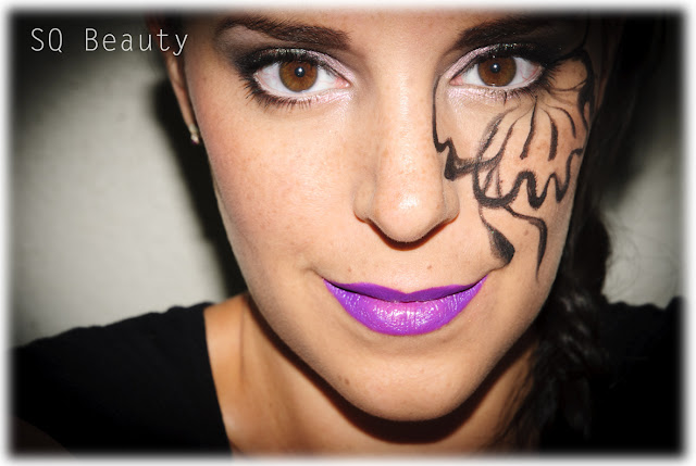 Maquillaje fantasía con eyeliner, pigmentos, flor, rosa, Fantasy makeup with eyeliner, pigments, flower, pink, Silvia Quirós