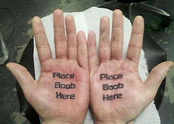 se tatua en cada palma de las manos: poner seno aqui