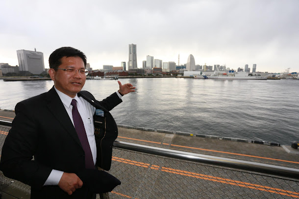 台中世界花博首站海外宣傳來到日本!為了讓日本民眾更瞭解花博與台中農業特色,台中市長林佳龍赴日邀請法國花藝大賽冠軍吳尚洋現場創作花藝,以「聆聽花開的聲音」為題,展現花卉運用多元面向與不同可能性,也傳達花博的美學精神。 台中世界花博首站海外宣傳來到日本!為了讓日本民眾更瞭解花博與台中農業特色,台中市長林佳龍赴日邀請法國花藝大賽冠軍吳尚洋現場創作花藝,以「聆聽花開的聲音」為題,展現花卉運用多元面向與不同可能性,也傳達花博的美學精神。