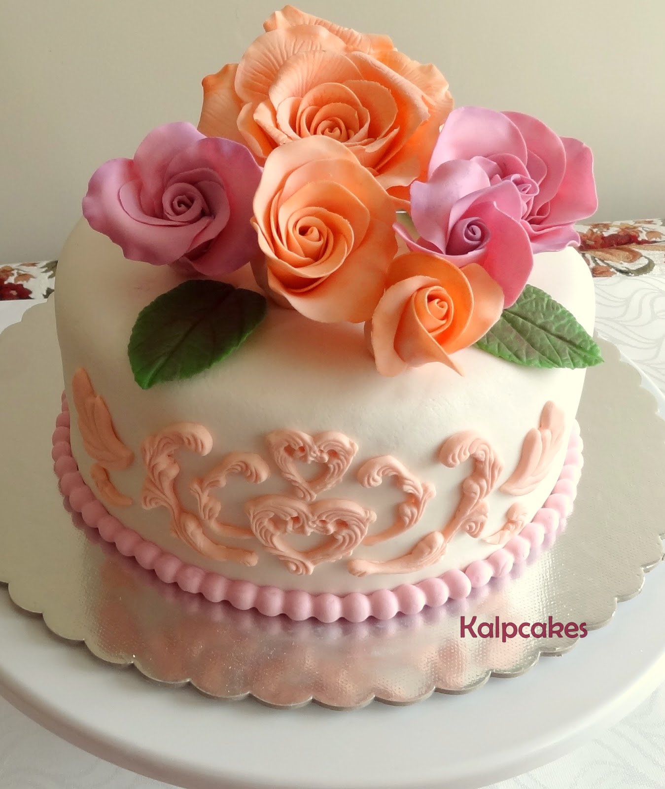 KALPCAKES Mutlu günlere butik lezzetler! Şekerden güllerle süslü pasta
