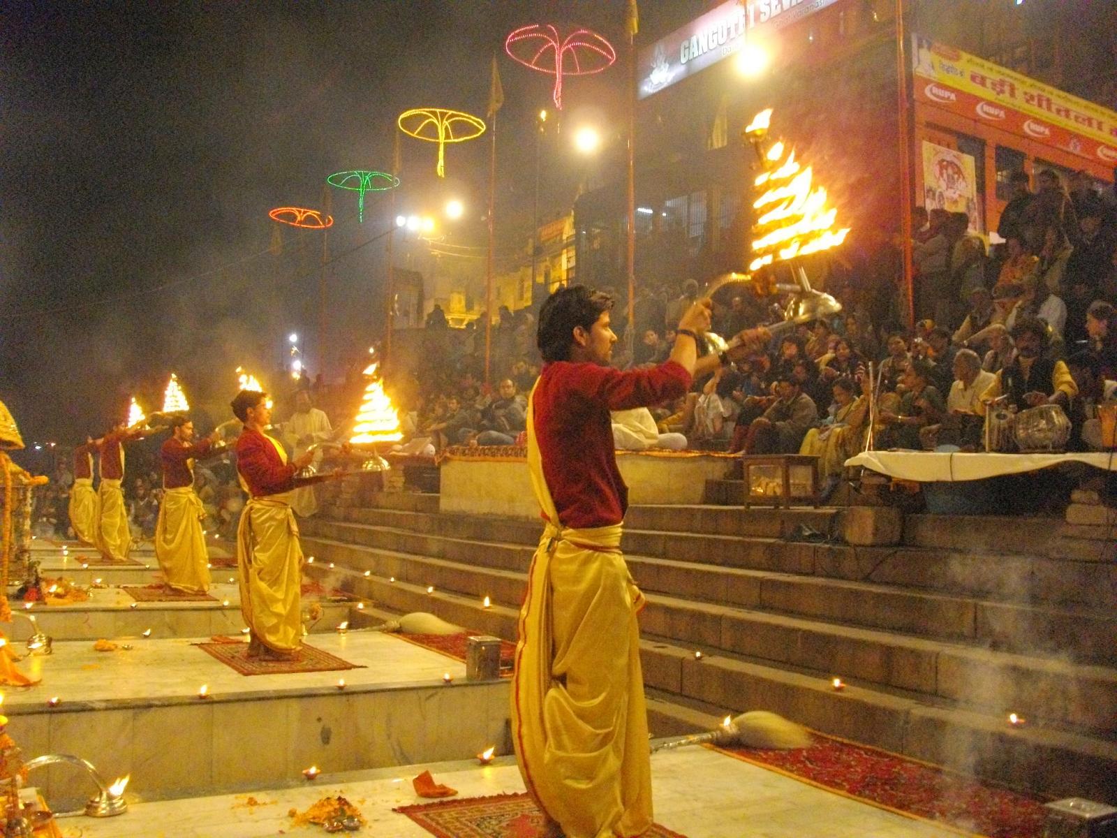 http://3.bp.blogspot.com/-EIzVtpjcgO0/UJuiQAVDRsI/AAAAAAAAB9U/vFomrxh02Rc/s1600/Varanasi+Ganga+Ghat+Aarti.jpg