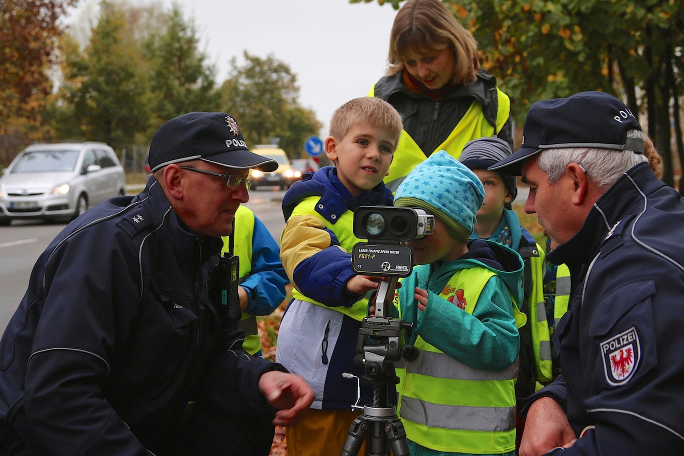 Mit der Bernauer Polizei unterwegs - Laserkontrolle am Montessori Kindergarten - 19 Bernau LIVE - Dein Stadtmagazin für Bernau bei Berlin