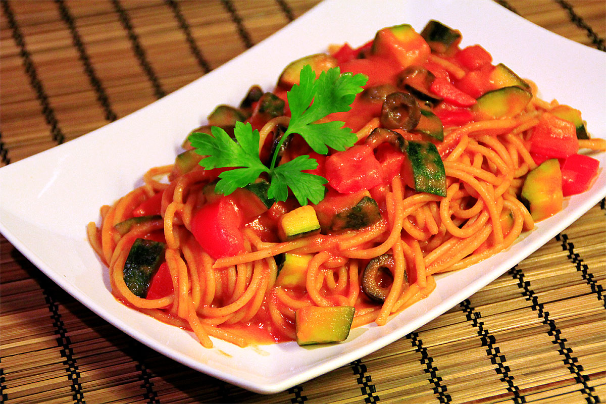 follow the vegan way ♥ Vollkornspaghetti mit ZucchiniPaprikaSauce