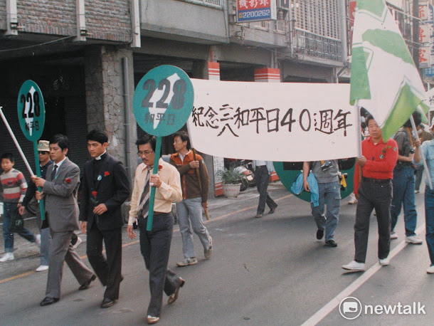 1987年鄭南榕發起「228事件40週年平反運動」。第一排左起:鄭南榕、林宗正牧師、黃昭凱。 1987年鄭南榕發起「228事件40週年平反運動」。第一排左起:鄭南榕、林宗正牧師、黃昭凱。