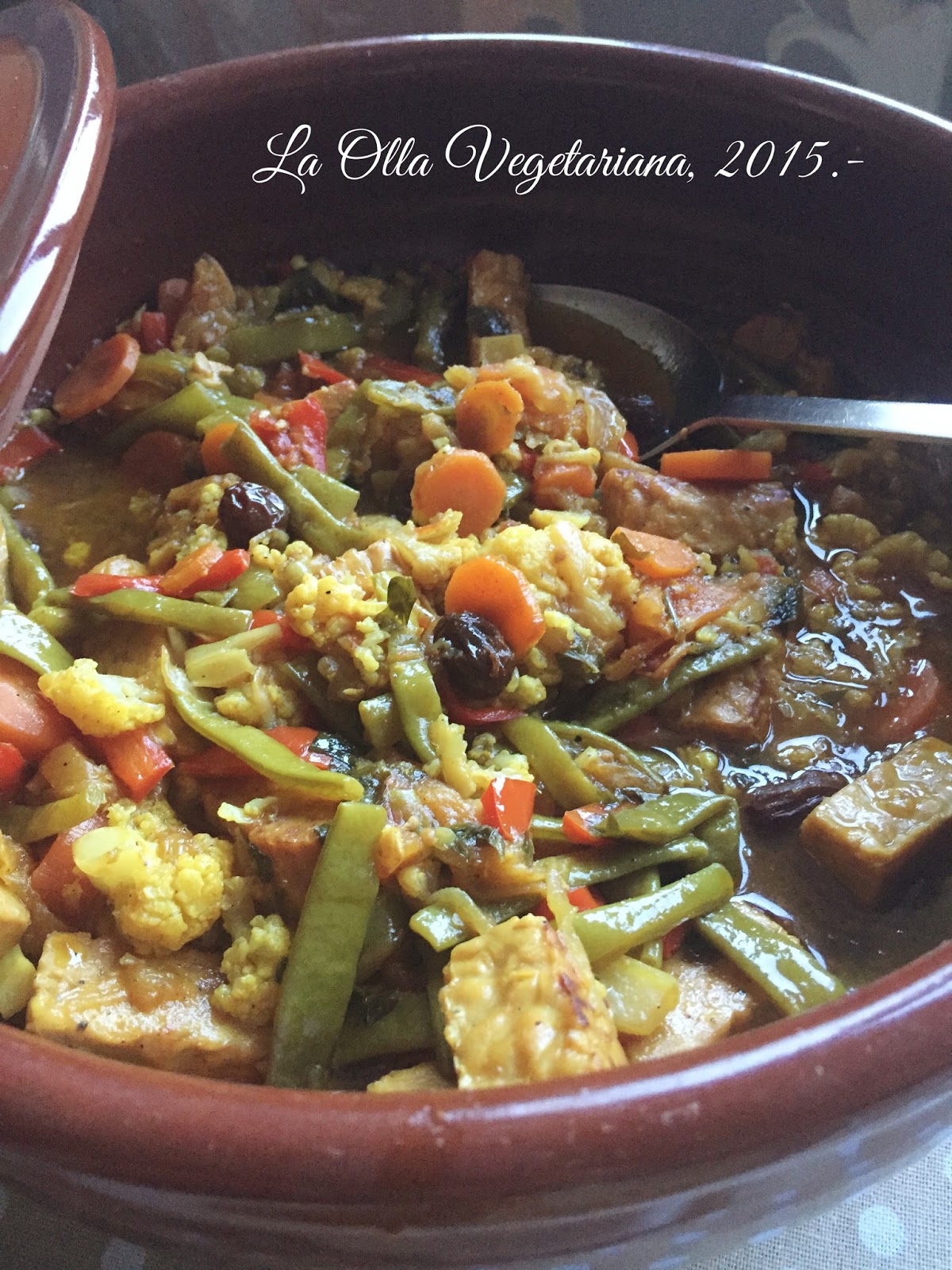 La Olla Vegetariana Tajine de tempeh con verduras.