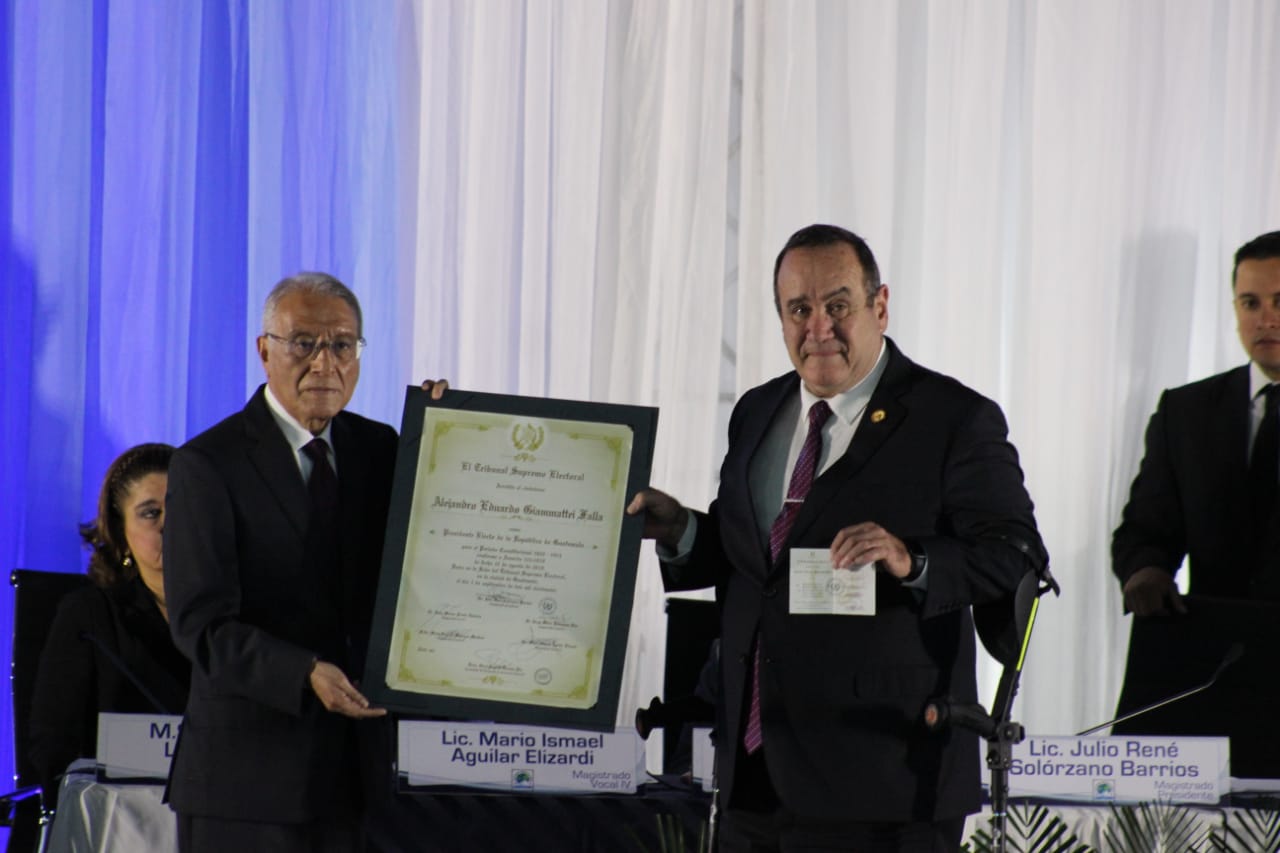 Giammattei recibe credencial como presidente de Guatemala 2020-2024
