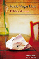 Sinopsis: El héroe discreto, de Mario Vargas Llosa, autor de obras de la narrativa hispanoamericana como Travesuras de la niña mala o El hablador, es una novela en la que dos hombres puestos a prueba por la vida descubren el verdadero sentido del coraje y la lealtad. Un libro lleno de humor, con elementos propios del melodrama, donde Piura y Lima ya no son espacios físicos, sino reinos de la imaginación poblados por los personajes de este gran escritor. Vargas Llosa ha obtenido los más importantes galardones literarios, como el Premio Nobel de Literatura, el Premio Cervantes, el Príncipe de Asturias, el PEN/Nabokov y el Grinzane Cavour.El héroe discreto narra la historia paralela de dos personajes: el ordenado y entrañable Felícito Yanaqué, un pequeño empresario de Piura, que es extorsionado; y de Ismael Carrera, un exitoso hombre de negocios, dueño de una aseguradora en Lima, quien urde una sorpresiva venganza contra sus dos hijos holgazanes que quisieron verlo muerto. Ambos personajes son, a su modo, discretos rebeldes que intentan hacerse cargo de sus propios destinos, pues tanto Ismael como Felícito le echan un pulso al curso de los acontecimientos. Mientras Ismael desafía todas las convenciones de su clase, Felícito se aferra a unas pocas máximas para sentar cara al chantaje. No son justicieros, pero están por encima de las mezquindades de su entorno para vivir según sus ideales y deseos. Viejos conocidos del mundo vargasllosiano aparecen en estas páginas: el sargento Lituma y los inconquistables, don Rigoberto, doña Lucrecia y Fonchito, todos moviéndose ahora en un Perú muy próspero."La escritura de Mario Vargas Llosa ha dado forma a nuestra imagen de Sudamérica y tiene su propio capítulo en la historia de la literatura contemporánea. En sus primeros años, fue un renovador de la novela, hoy, un poeta épico. Su gran abrazo envuelve todos los géneros literarios." Per Wästberg, Presidente del Comité Nobel. Miembro de la Academia Sueca"Toda su obra (la periodística y la literaria, incluidos sus ensayos aquí) está marcada por la búsqueda, en los recovecos del alma y del poder, de aquellos elementos que hacen malvadas o excelsas a las personas.