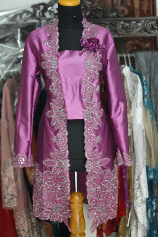 Kebaya Elegan Dari Kain Satin Kombinasi Bordir