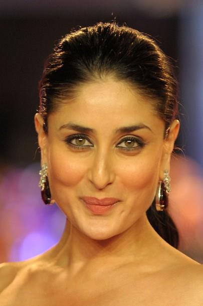 kareena kapoor in black gown at london ra. one premiere hot images