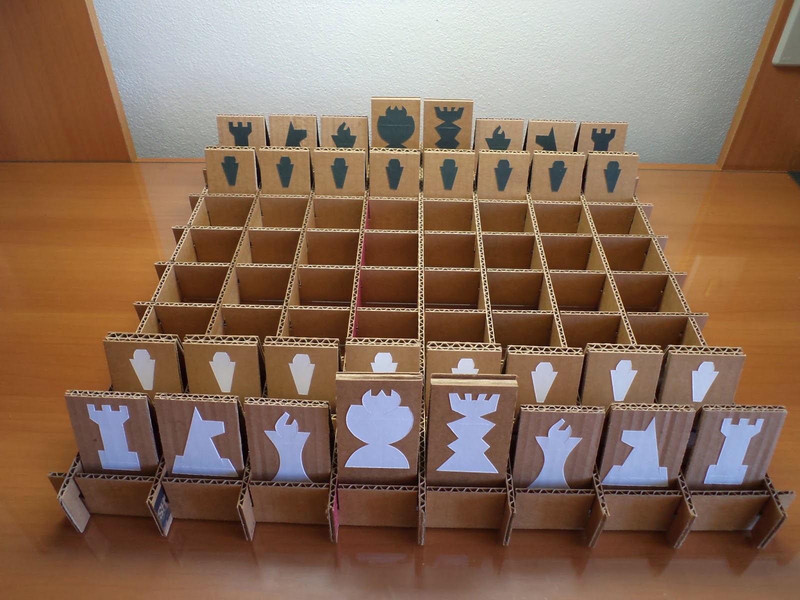 Jogos de xadrez montados com papelão ondulado e papel cartão – Matéria  Incógnita